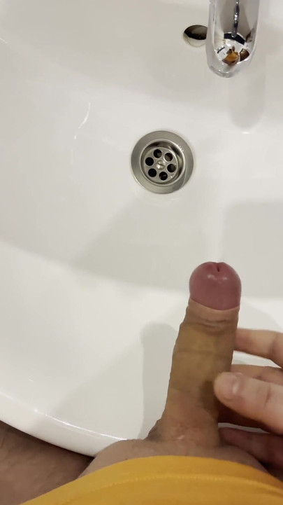Tip se samozadovoljava u kupaonici i, snimajući sve izbliza, i na kraju.