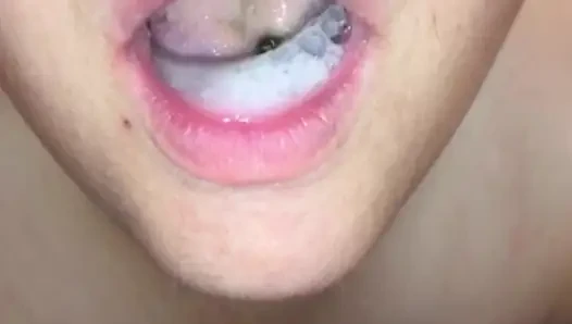 Spermaschlampen-ehefrau lutscht schwanz und schluckt einen mund voller sperma