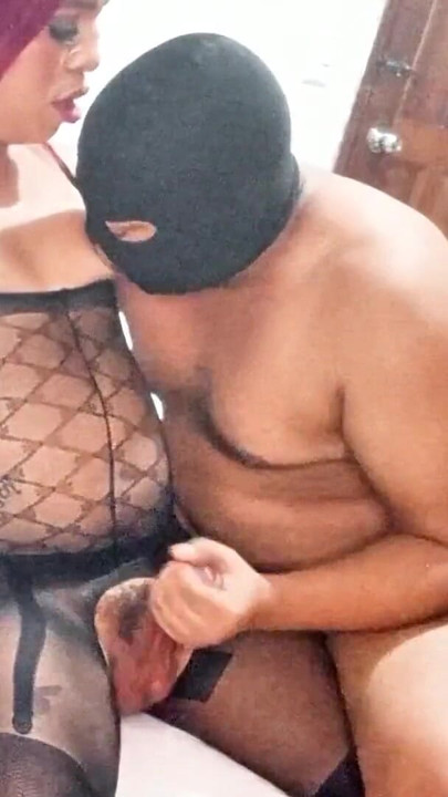 “好奇的异种吮吸红发变性人女孩的鸡巴”的关键时刻