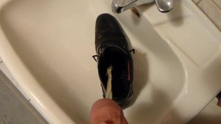 Piscio nella scarpa da uomo