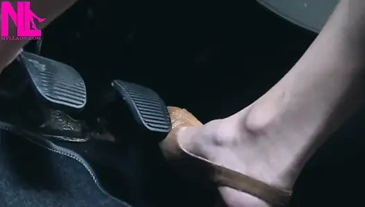 Menyadarkan dan mengemudi dengan sandal cokelat peeptoe muda