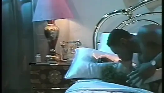 Cewek rambut cokelat pantat bahenol lagi asik nyepong dan ngentot kontol besar pria kulit hitam di ranjang habis-habisan