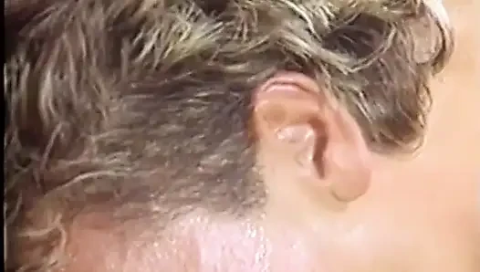 Diese blonde hure lässt ihre muschi mit zwei schwulen involviert