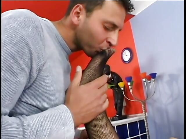 Büyük memeli sarışın götüne iki kalın yarakla sikiliyor