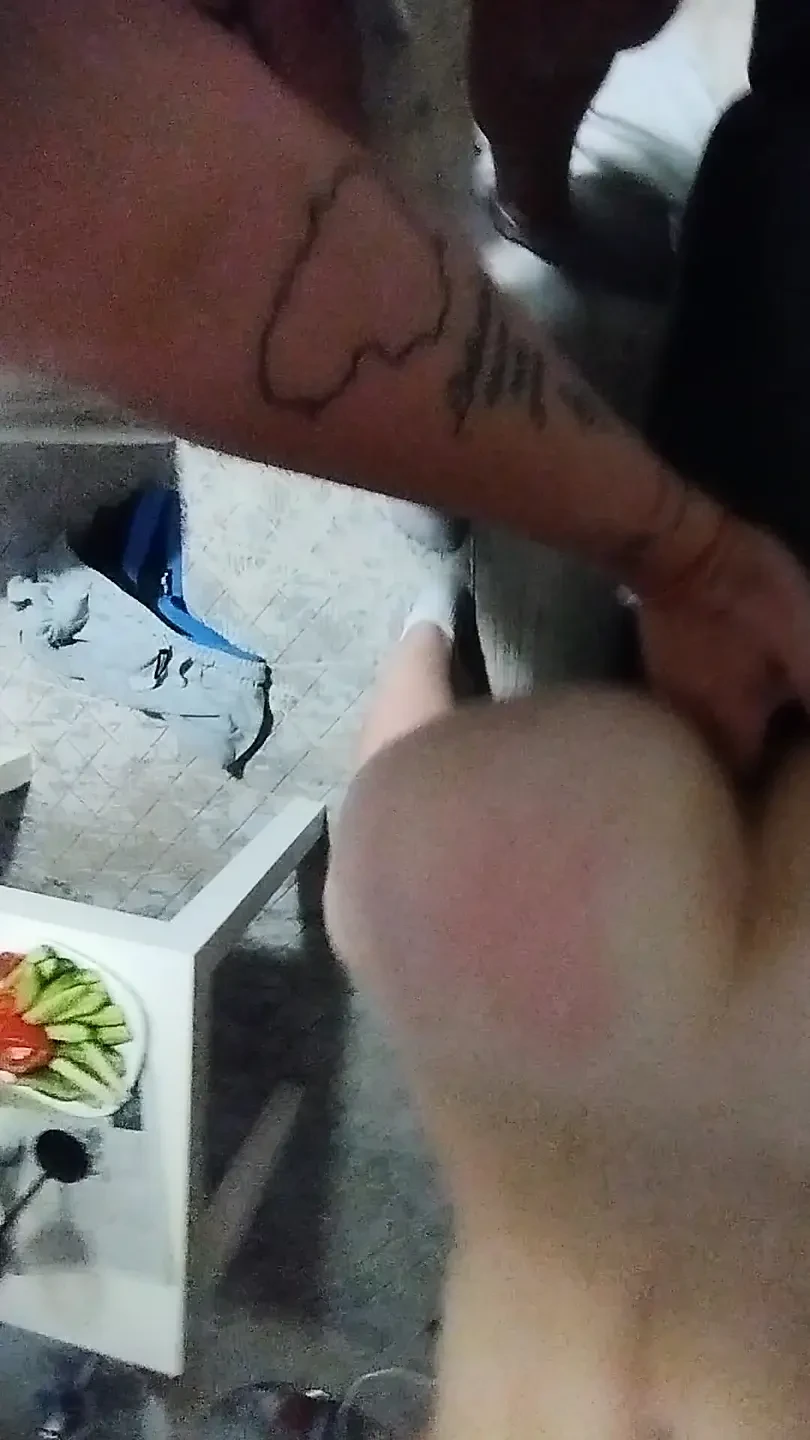 Dedilhando linda buceta por trás
