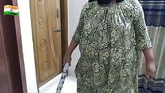 Mientras barría la habitación, la criada del hotel paquistaní sedujo a un invitado con su gran culo y grandes tetas. luego él folló su culo y vino en su coño