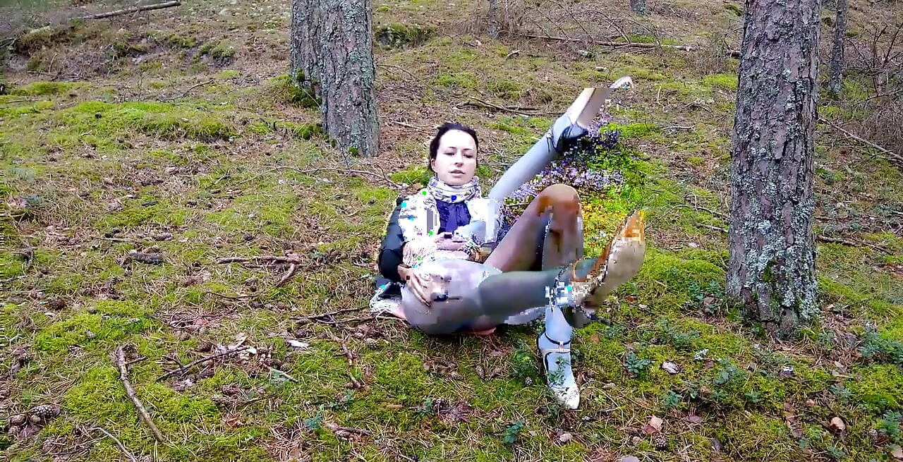 गहरे जंगल में गोल्डन शावर - ग्लॉसी, ब्लू, क्रॉचलेस पेंटीहोज में कपड़े पहने हुए