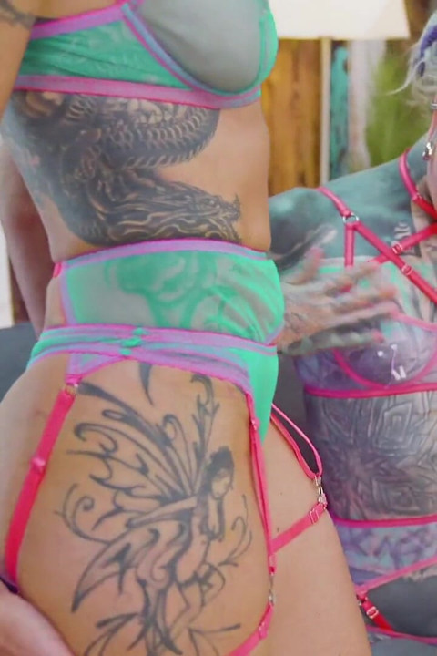 Harcore tattoo dominatrix gebruikt mijn gaten!