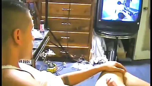Evli latin kadın etini sıvazlarken televizyon izliyor