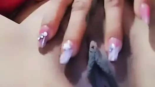 Menggosok bibir memekku yang hancur setelah kuku selesai. Aku harap kamu suka video baruku
