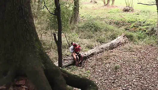 Cewek dengan rok polka dot dientot habis-habisan di hutan