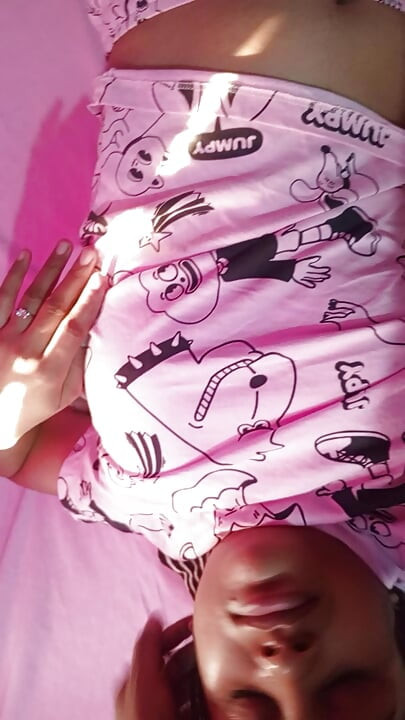 義兄を見るや否や、義姉は服を脱がせて彼をしゃぶり始めた。