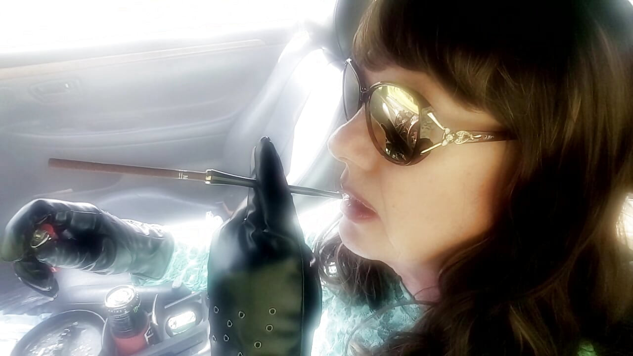 MATURE BRUNETTE MRS. ROMAN CAR SMOKING HER MORE 120 MENTHOLS IN HER BLACK CIGARETTE HOLDER