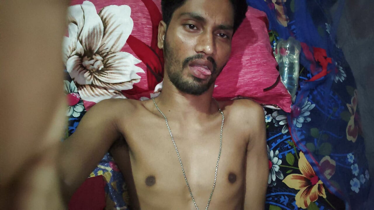 मैं बिस्तर पर लेटा हुआ मजा ले रहा हूँ