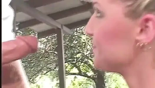 Pirang Panas Menyemprotkan Di Wajah