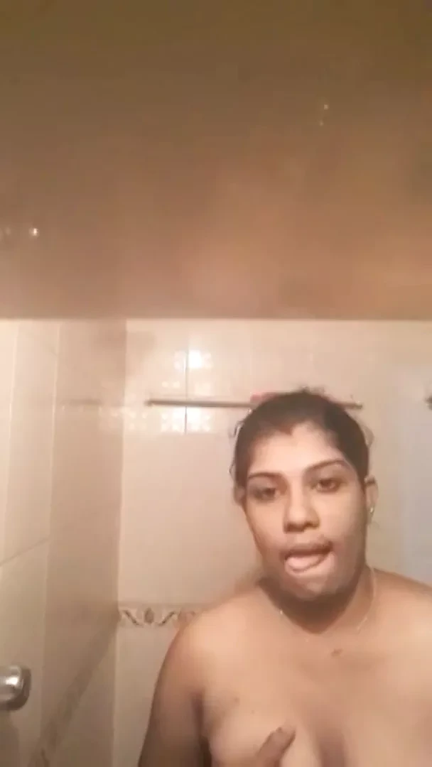 Самка тетушки показывает сиськи и киску на видео