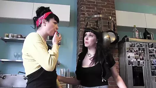 Lesbenvideo mit Nerine Mechanique und ihrem liebhaber sind MILFs