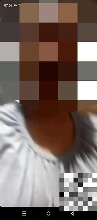 visar upp sina stora naturliga bröst, i ett videosamtal
