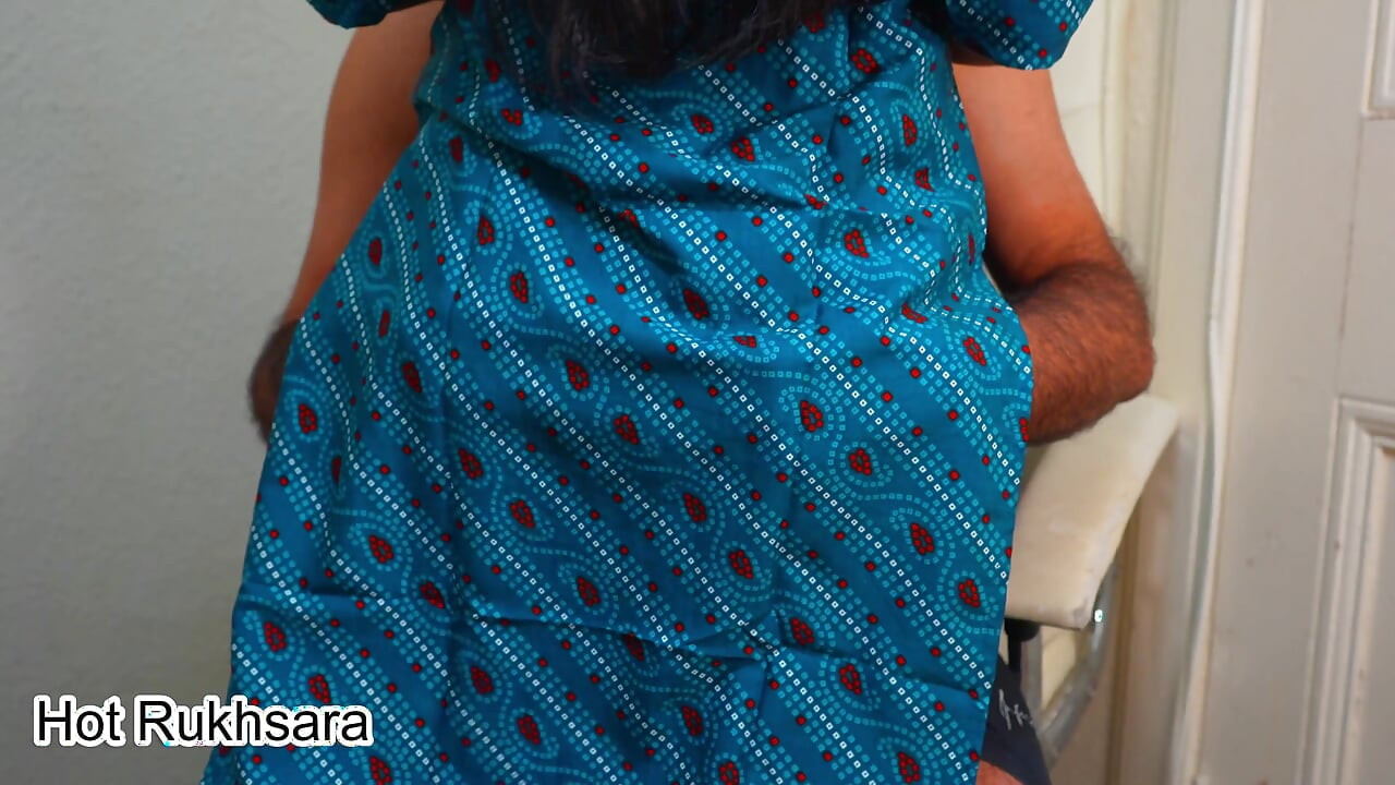 Tante hot india dientot habis-habisan sama petugas kebersihan di kursi saat suaminya lagi nonton TV di aula