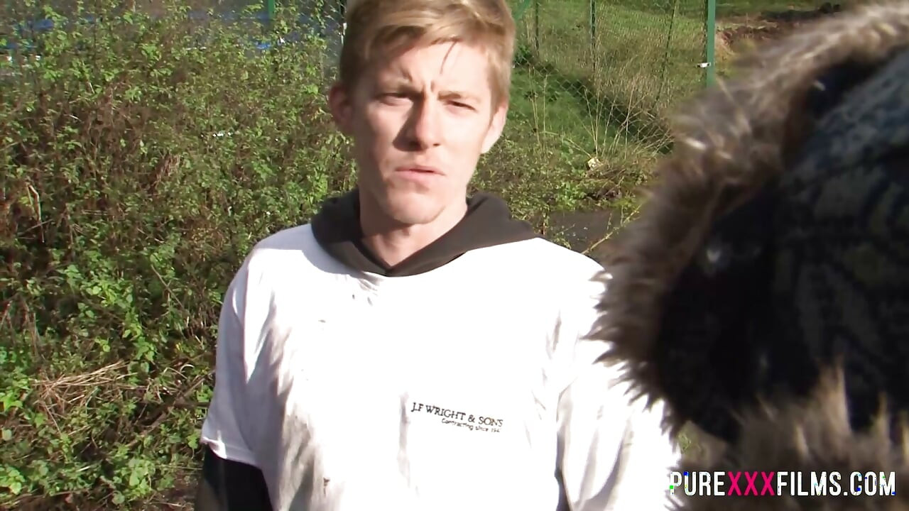 Pelirroja agricultora Sabrina Jay se folla a Luke Hotrod al aire libre