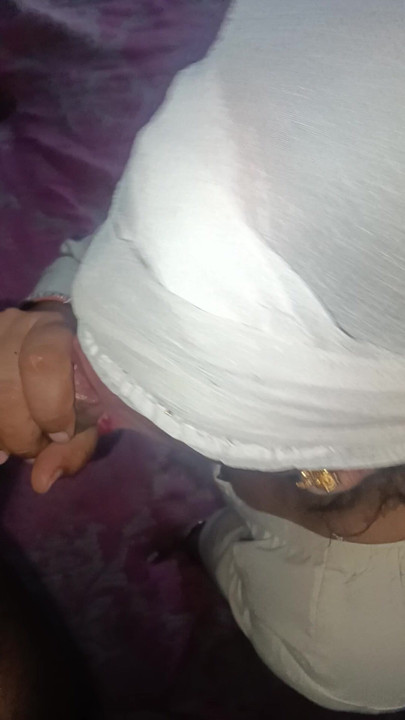 Pados bali bhabhi me apne ghar par bulakar mere lund ki apne munh se massage Kari aur mera virya apne face par lagake apni chut main dalla m