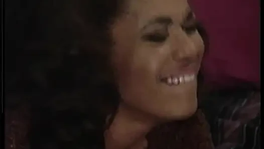 Azgın orta yaşlı seksi kadın patlamalı orgazm için damlayan amını parmaklıyor