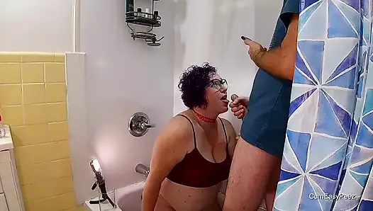 Andy gets a nice closeup of Liza pssing before cumming and pissing on her!