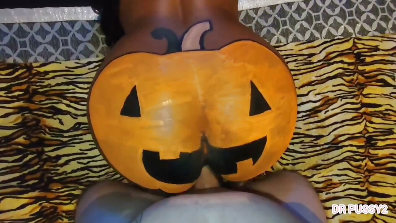 Spędziłam noc Halloween w domu mojego przyrodniego kuzyna, bawiąc się jego kutasem.