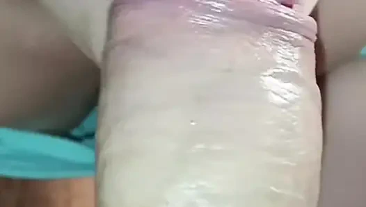 Ibu tiriku yang baru datang mengunjungiku malam-malam dan nyepong kontolku sampai aku crot di mulutnya.