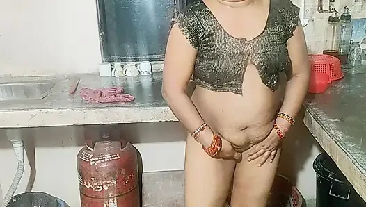 Padosi ne meri chut ki kichen me chudai kr di