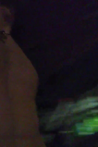 穿孔的鸡巴在冒险的户外达到两次