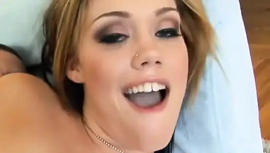 Süßes gesicht, schätzchen will es von der hintertür nehmen und bekommt warme gesichtsbesamung