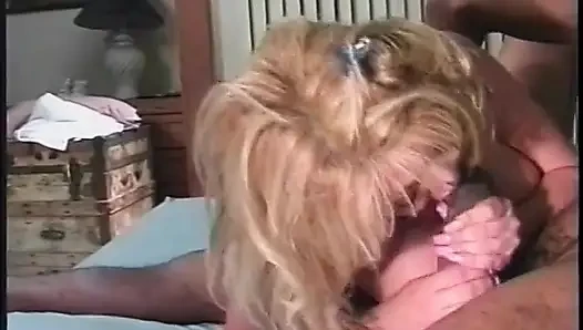 Siyah iri güzel kadın büyük aletiyle sarışın kadının amını esnetiyor