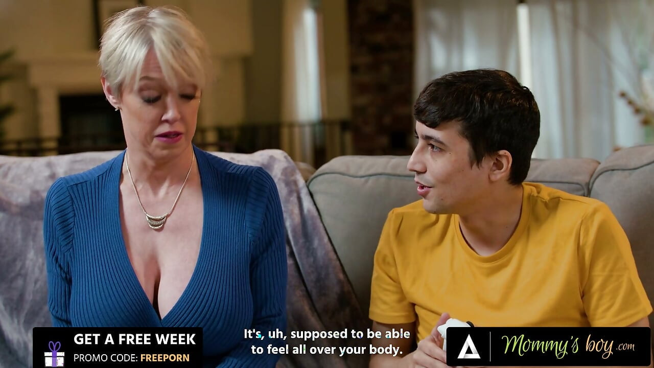 MOMMY'S BOY - Dee Williams Levanta a Saia e Acaba com Porra nos Peitos