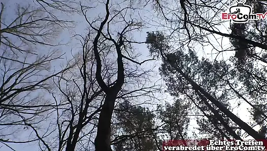 Немка поломка машины и платит механику минетом в лесу