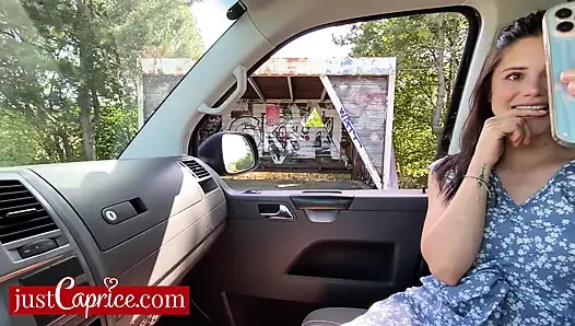 Обхватый незнакомец носит презерватив, чтобы трахнуть меня после того, как я снял автостопом - Little Caprice в видео от первого лица