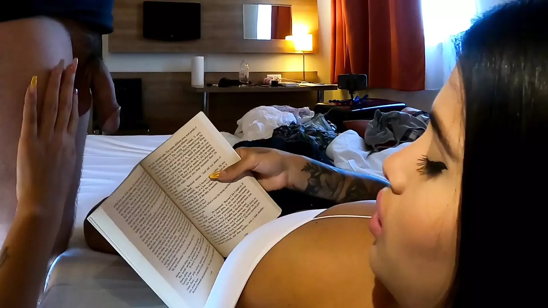 Cewek hot rambut cokelat dengan toket besar lagi asik menggoda kontol sebelum dientot habis-habisan