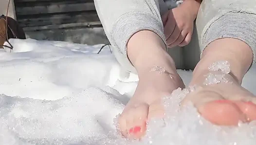 Karda çıplak ayakla yürüyorum, kar ayak parmaklarımın altında çıtırtılıyor.