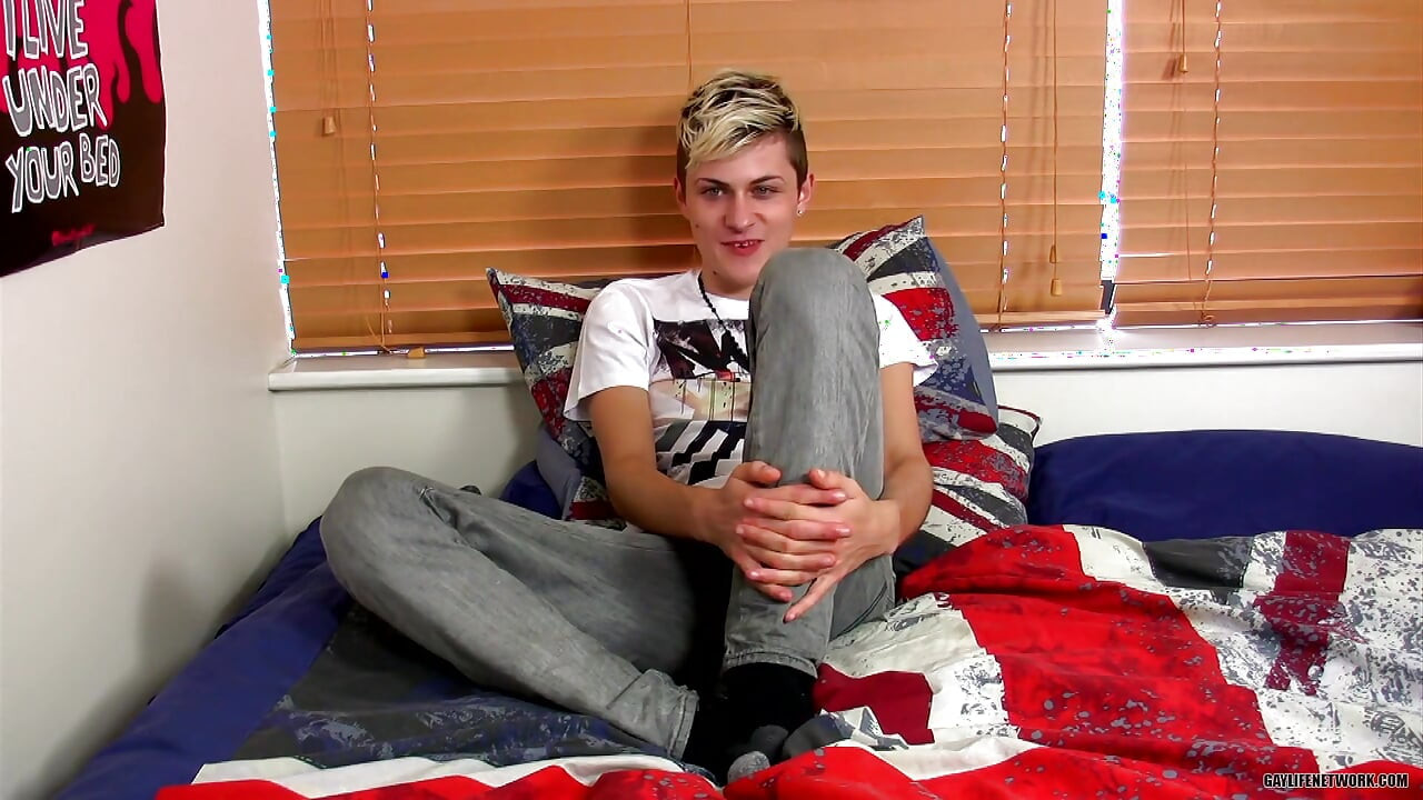 Wanking with Smooth Skylar