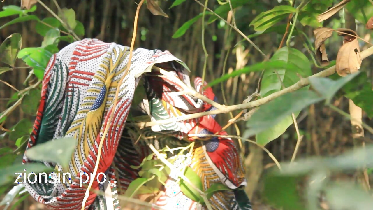 Ugandalı çok zenci adam genç büyük memeli kız arkadaşını çiftlik arazilerinde sikiyor