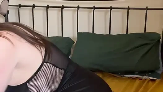 Cewek seksi dengan stoking seksi ini lagi asik muasin memek beceknya pakai butt plug kaca dan satin mini dress