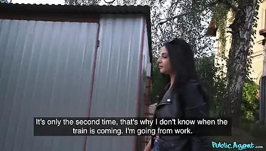 Публичный агент - Mia Trejsi получает рот, полный спермы