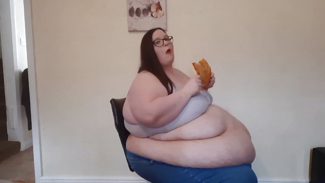 Une SSBBW se fait farcir sur une chaise de bureau