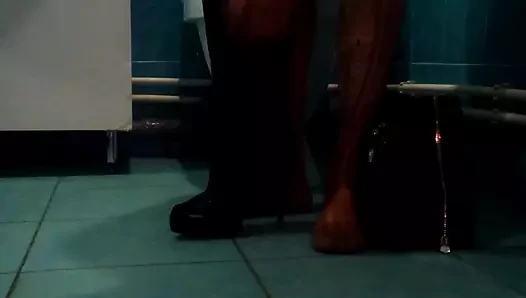 Kırık fermuarlı çizmeler