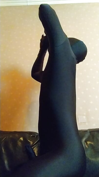 I masturbated comfortably with no makeup, muzzle and nose hook, and full body tights!