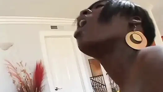 Büyük götlü sansasyonel zenci büyük zenci yarağı tarafından sert sikiliyor