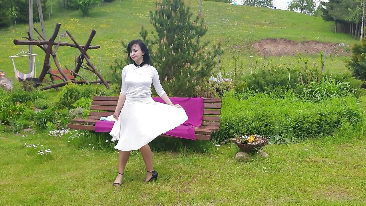 Wanilianna trekt haar kut af in de tuin