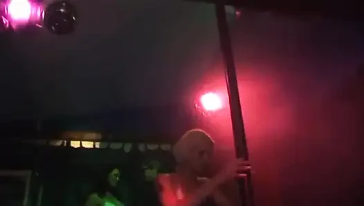 Olgun esmer orta yaşlı seksi kadın birden fazla yarağı sert alıyor