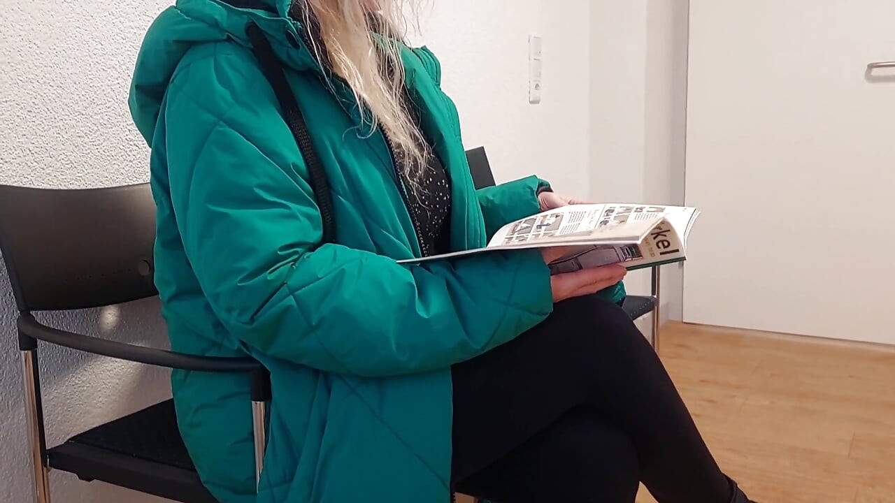 Blondýna dospělá manželka si mezi tím užívá sex