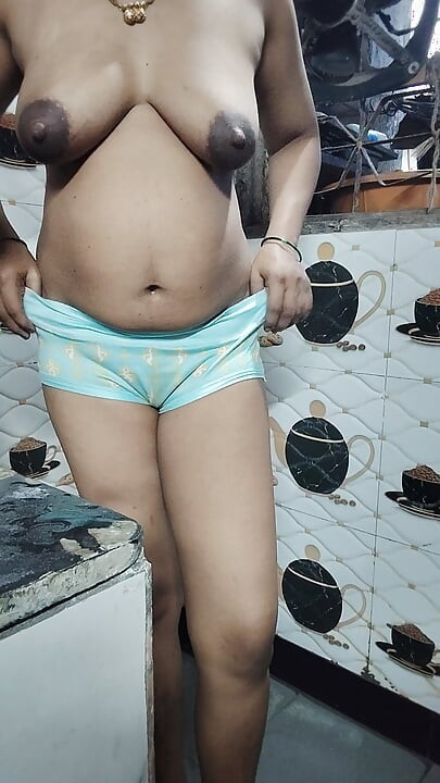 Hintli kız çıplak banyo yapıyor